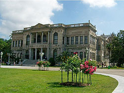 Дворец Долмабахче построенный в XIX веке в европейском стиле