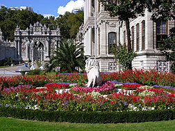 Сады дворца Долмабахче, в котором сегодня располагается музей
