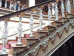 О роскоши дворца Долмабахче свидетельствуют хрустальные столбики у лестничных перил