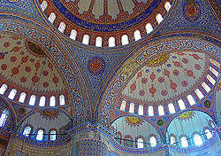 Название Голубой мечети происходит от украшающих её голубых изразцов