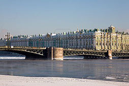 Вид на дворцовую набережную со стороны Дворцового моста