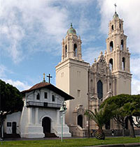 Церковь в Миссии окрашена традиционно в белый цвет